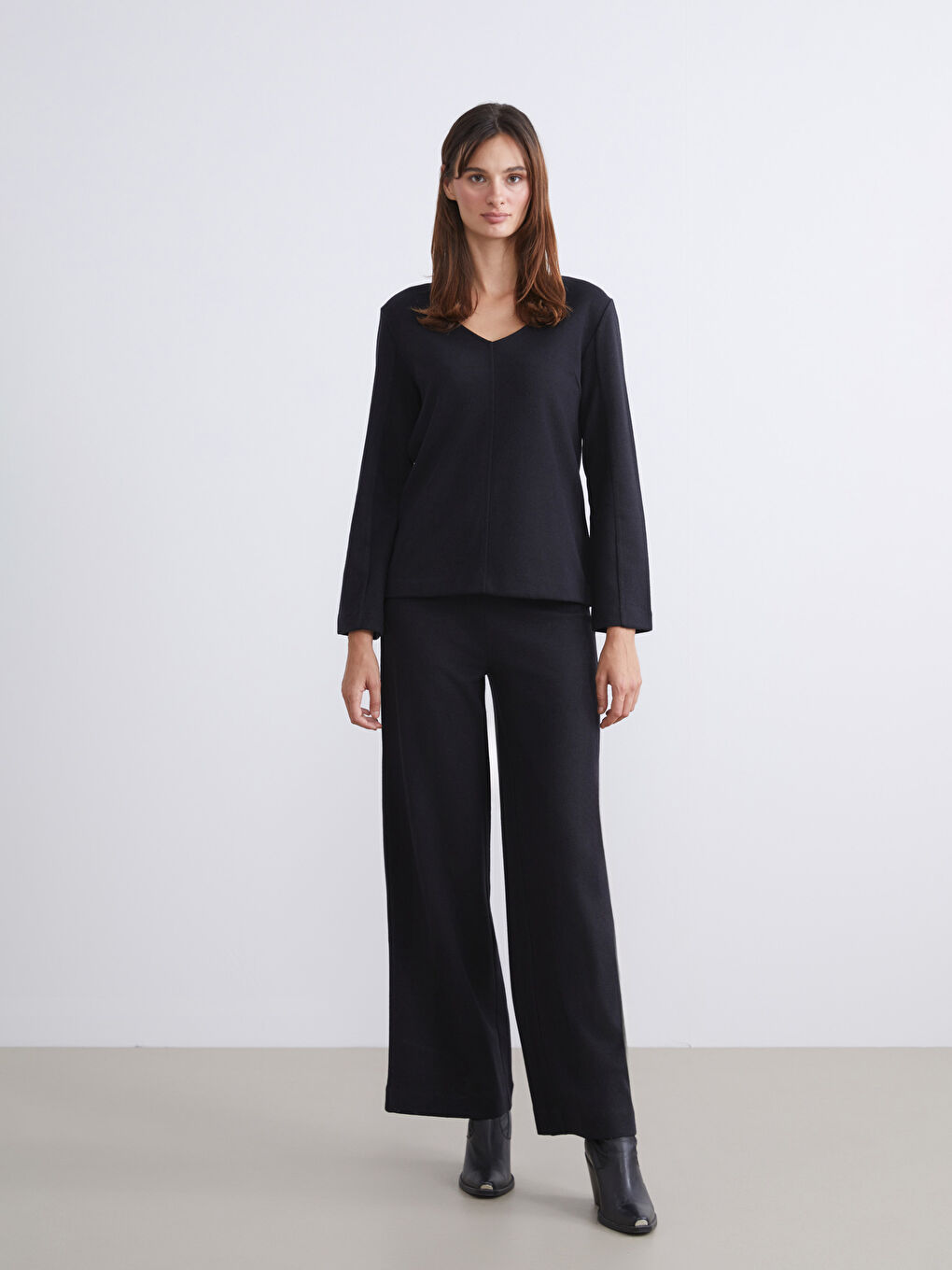 Pantalone sa elastičnim strukom i širokim nogavicama za žene