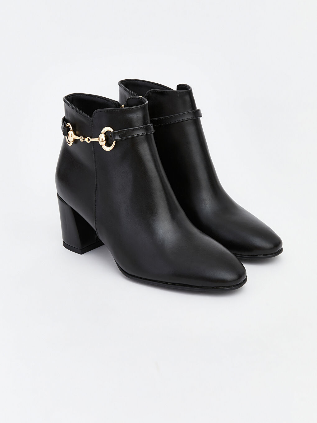 Siyah Deri Görünümlü Kadın Topuklu Bot