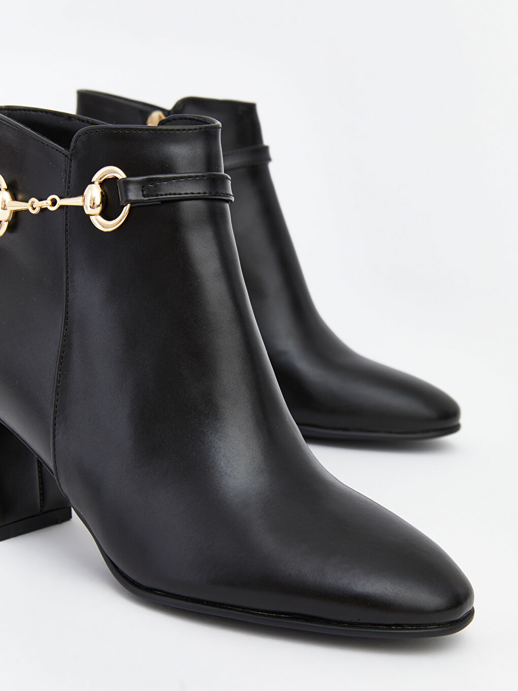 Siyah Deri Görünümlü Kadın Topuklu Bot-2