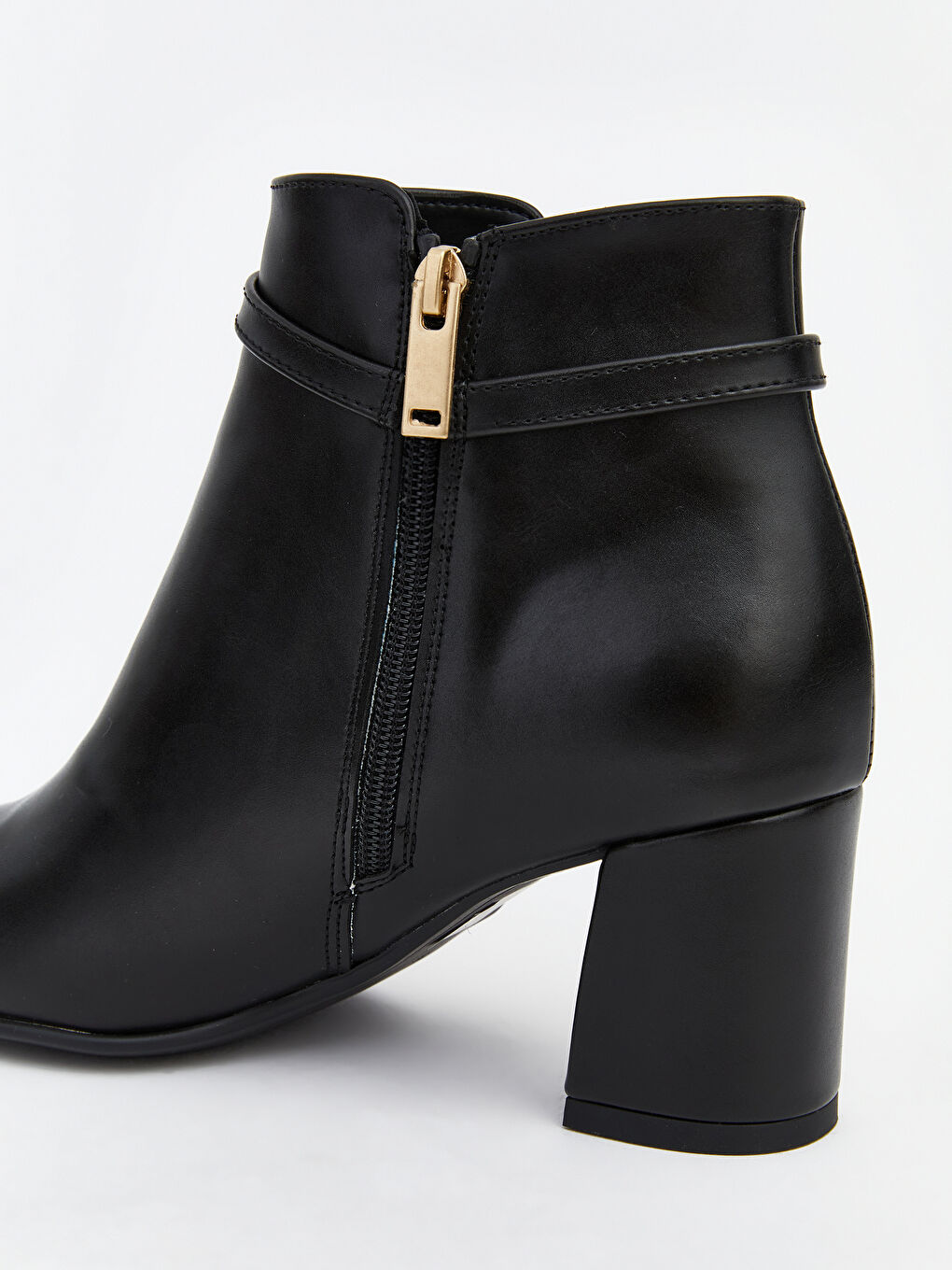 Siyah Deri Görünümlü Kadın Topuklu Bot-4
