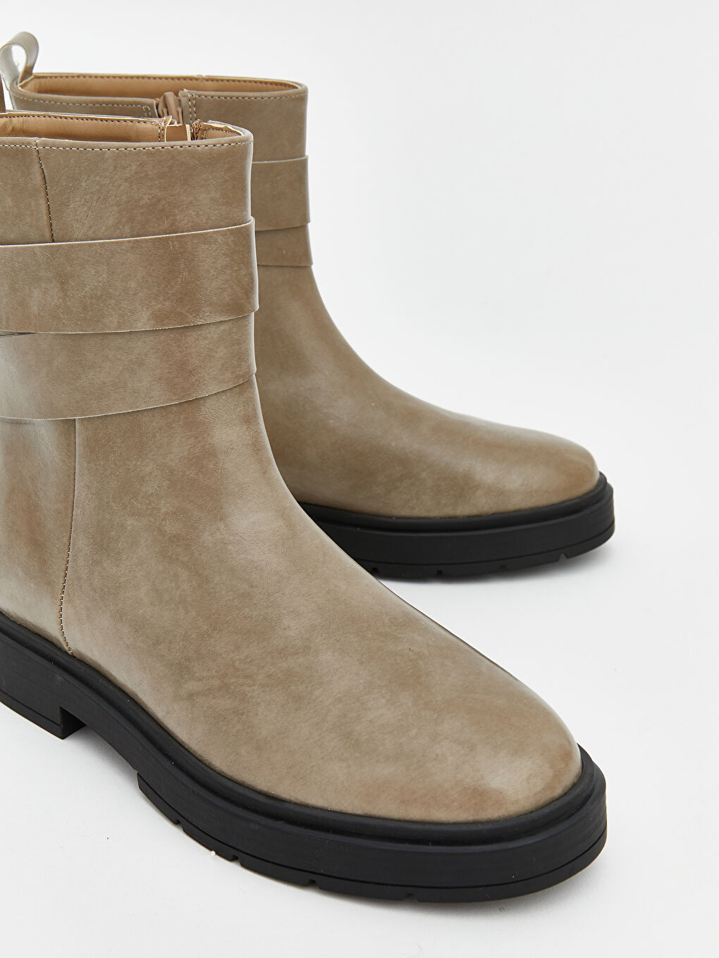 Bej Fermuarlı Deri Görünümlü Kadın Bot-2