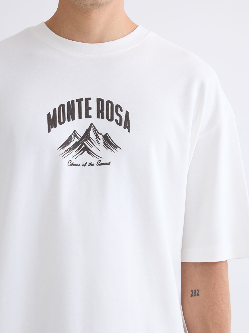 Ekru Bisiklet Yaka Baskılı Erkek Tişört-2