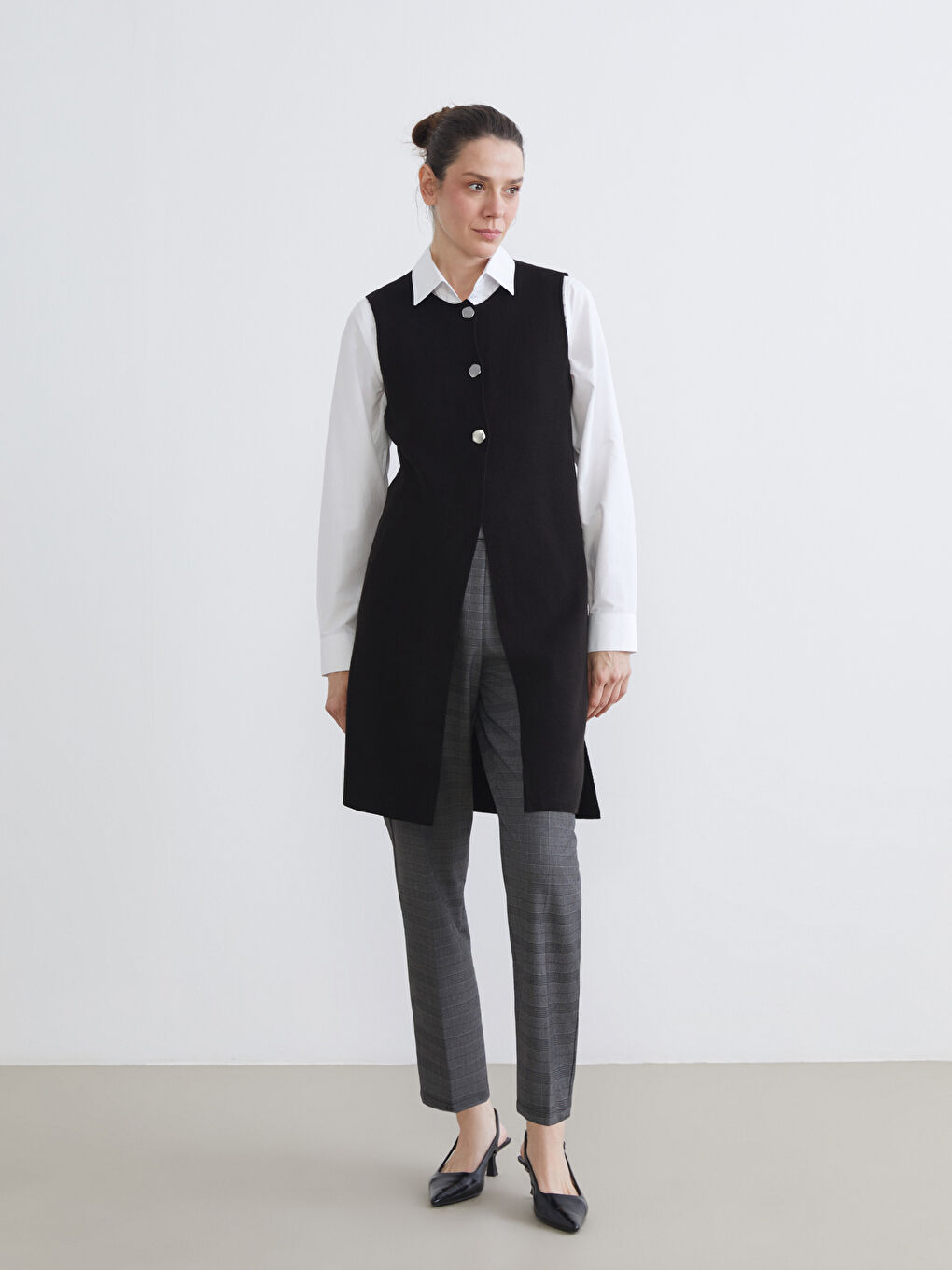 Siyah Düğme Detaylı Kadın Triko Yelek-1