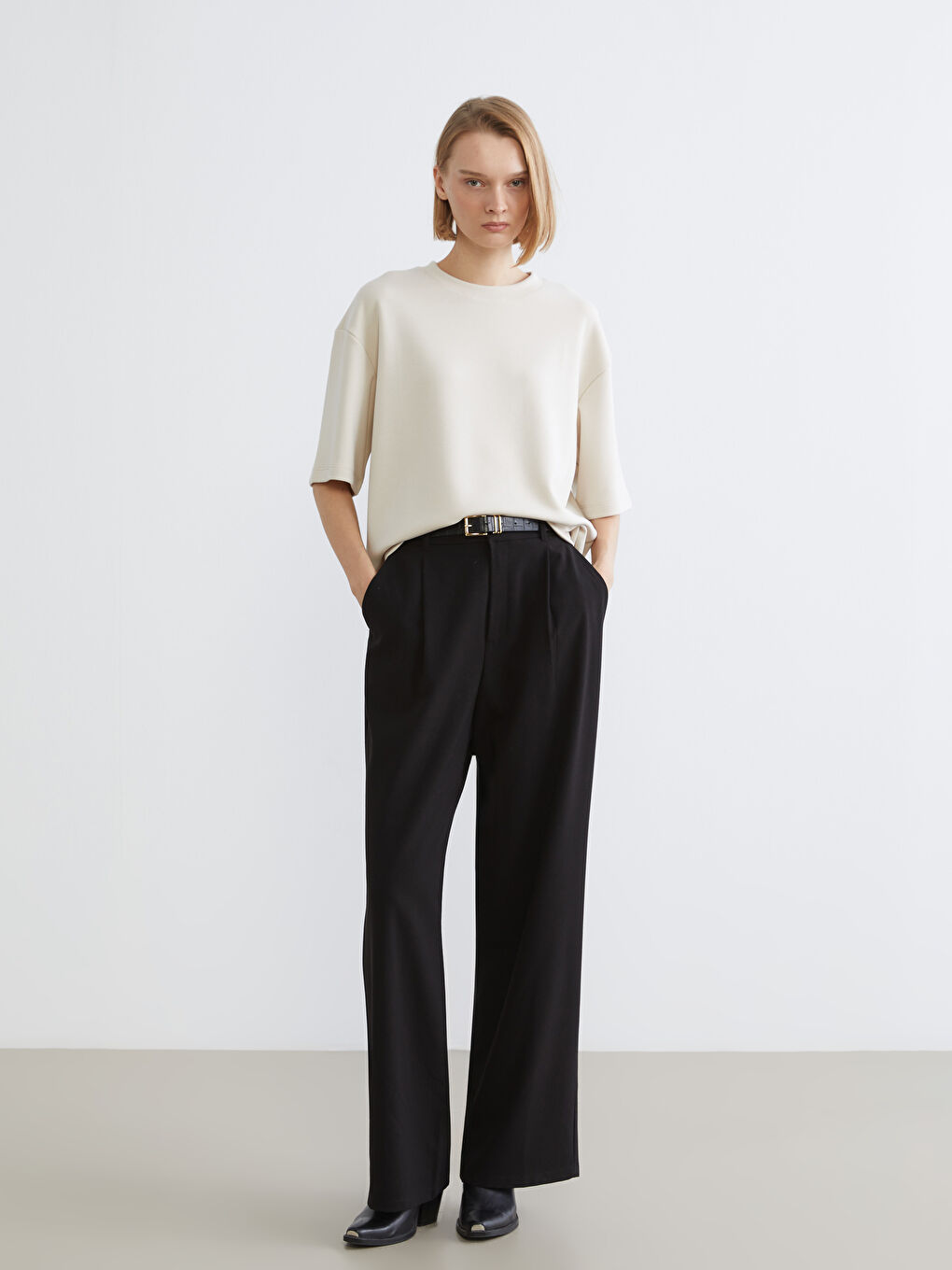 Bej Bisiklet Yaka Kadın Tişört-1