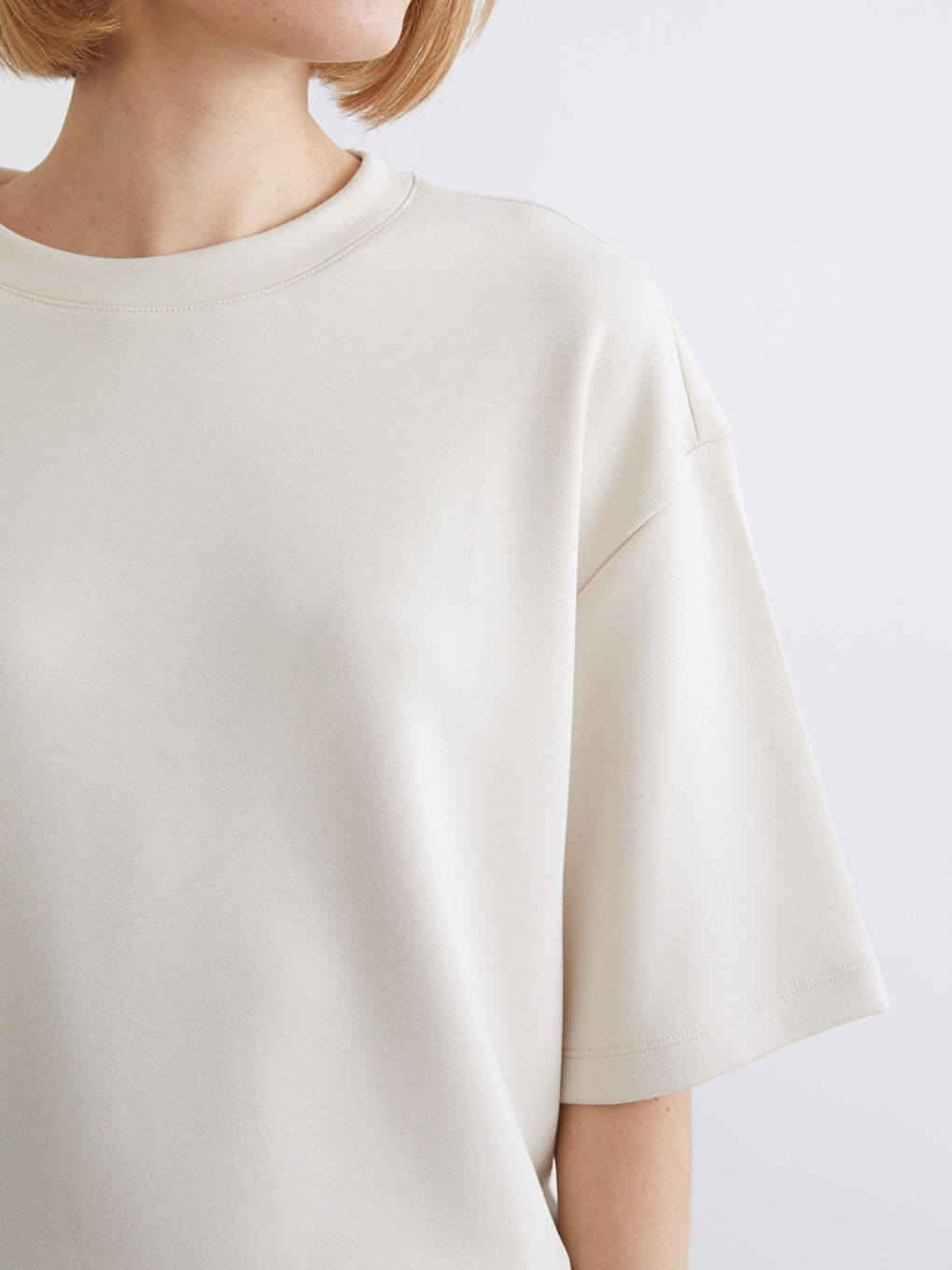 Bej Bisiklet Yaka Kadın Tişört-2