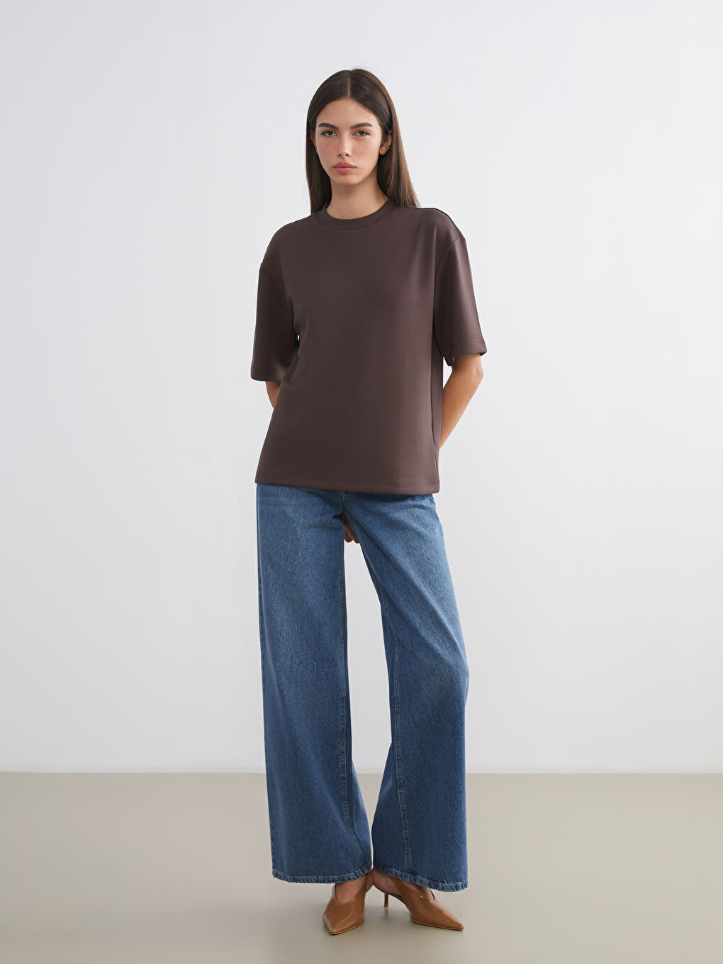 Kahverengi Bisiklet Yaka Kadın Tişört-1