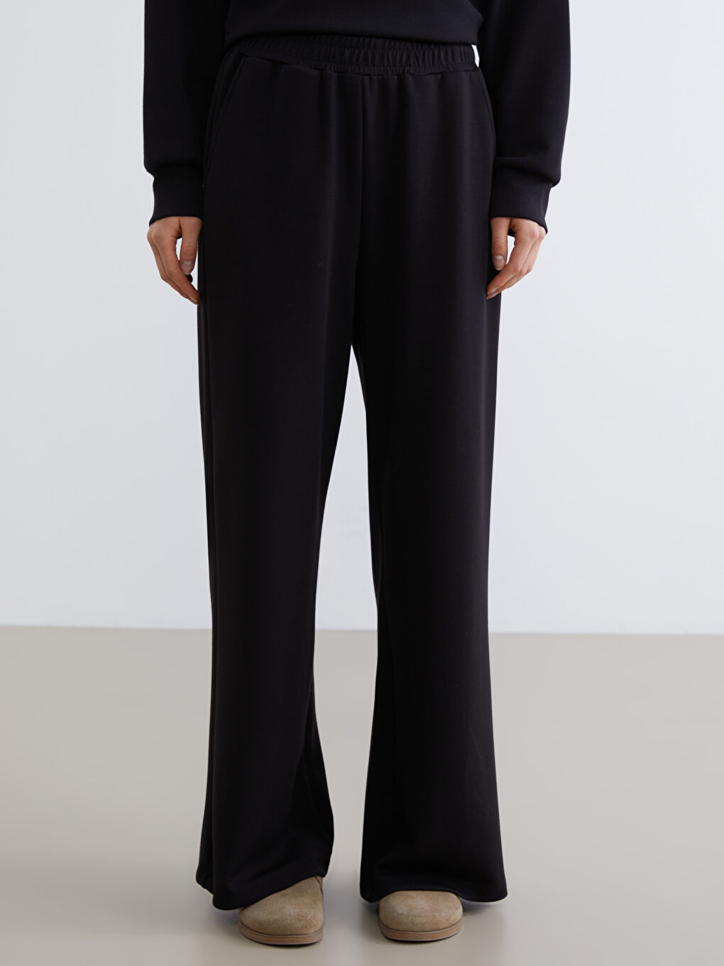 Siyah Beli Lastikli Geniş Paça Kadın Eşofman Altı-1