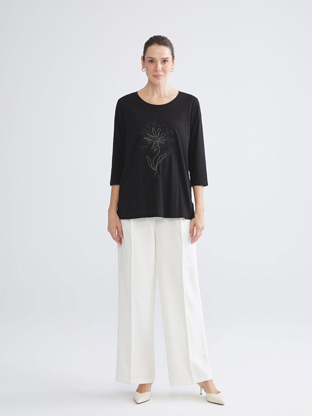 Блузка з круглим вирізом горловини та вишитим квітковим орнаментом-1