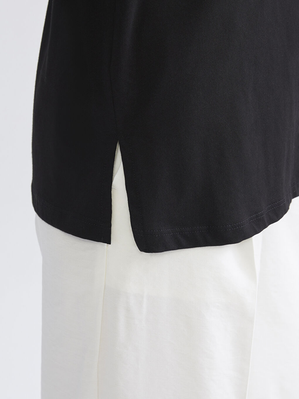 Блузка з круглим вирізом горловини та вишитим квітковим орнаментом-2