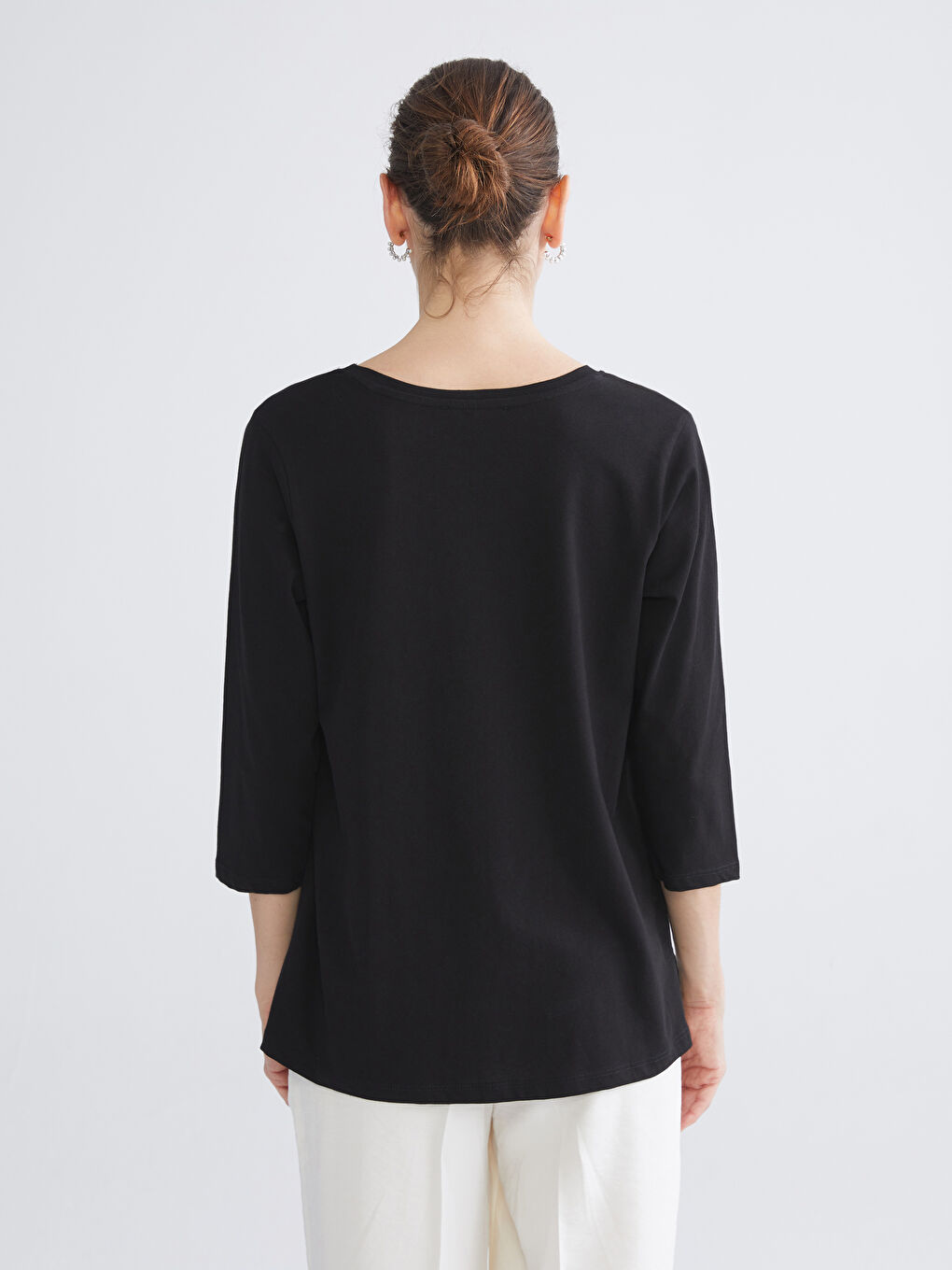 Блузка з круглим вирізом горловини та вишитим квітковим орнаментом-3