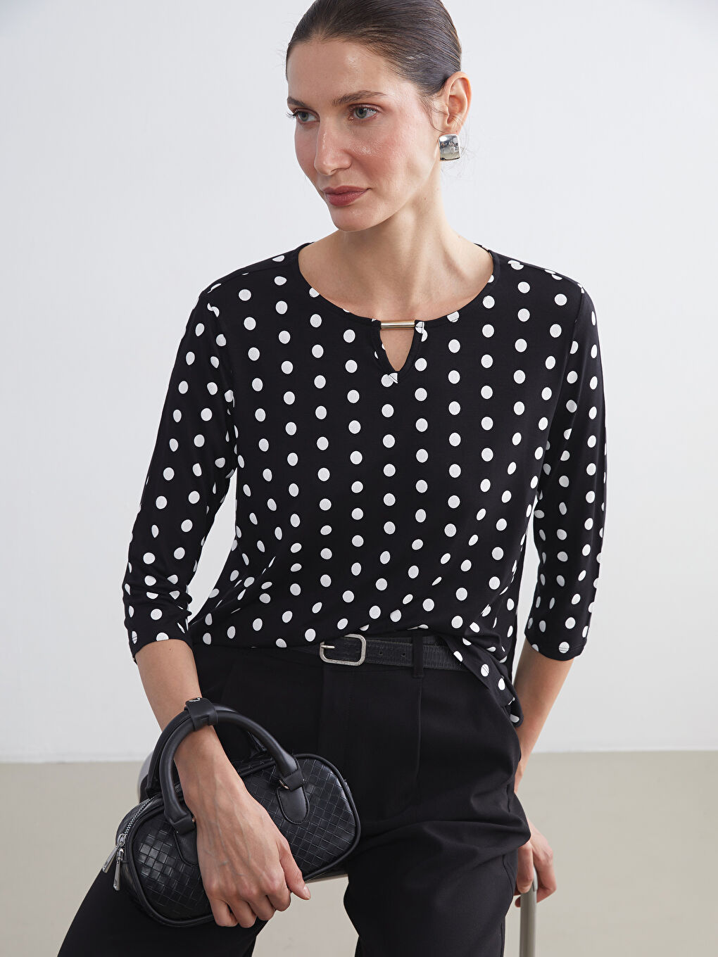 Siyah Bisiklet Yaka Puantiyeli Bluz