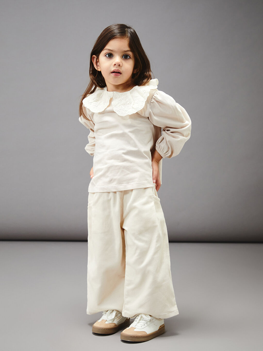 Bej Bebe Yaka Kız Bebek Bluz ve Kadife Pantolon-1