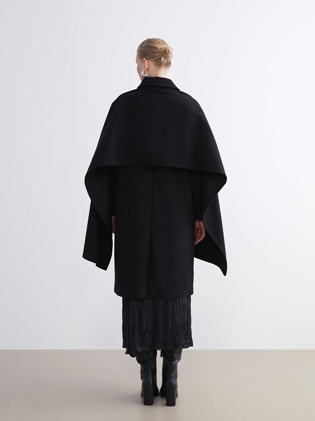 Siyah Çıkarılabilir Şal Yaka Kadın Kaşe Kaban-4