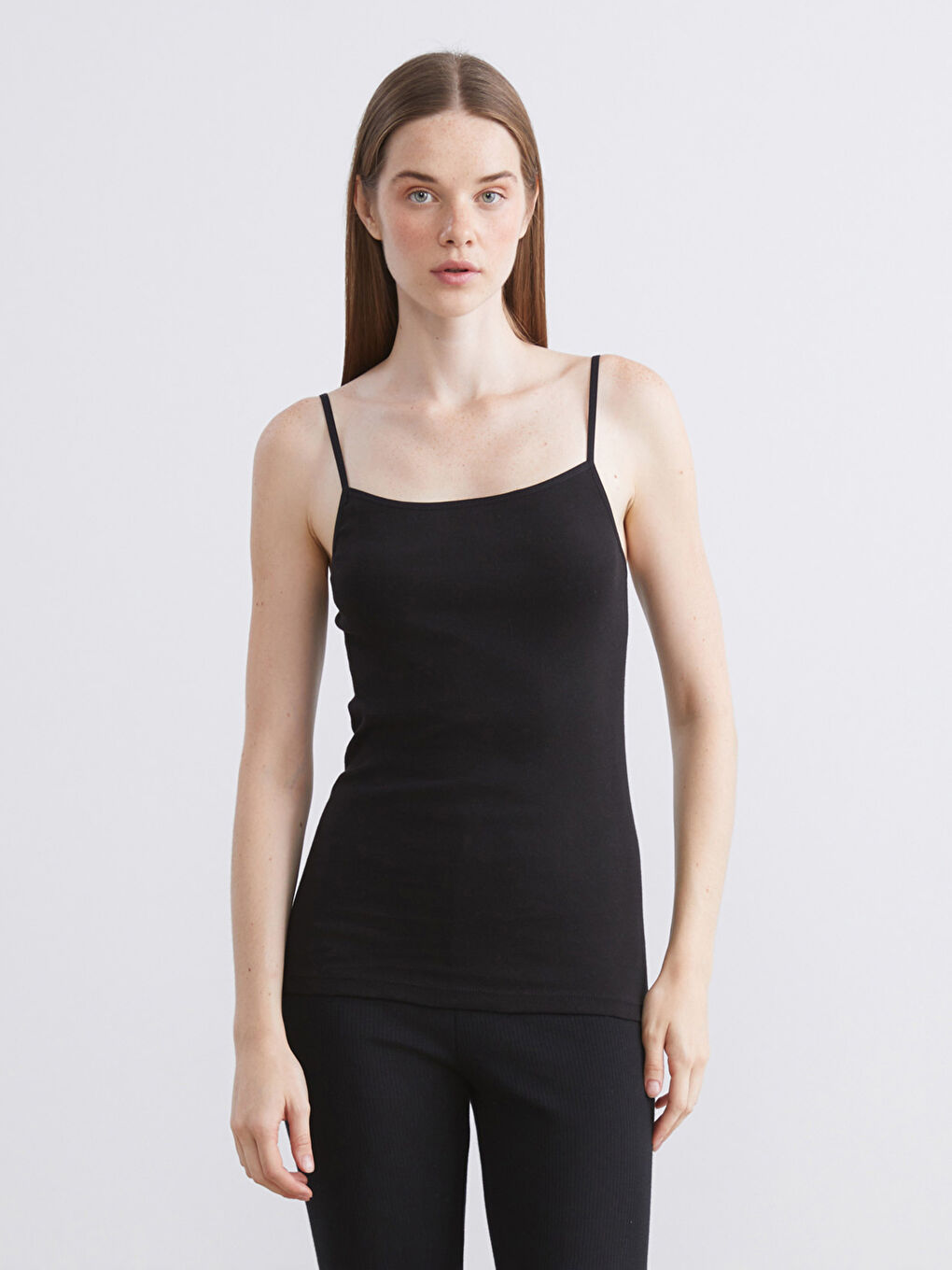 Siyah Kare Yaka Askılı Kadın Atlet