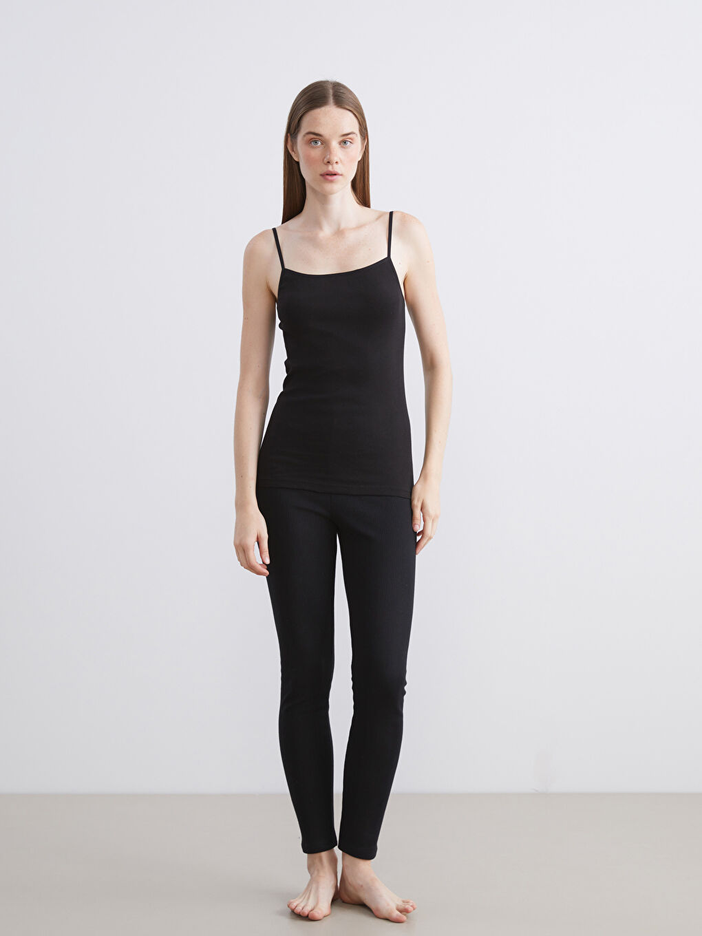 Siyah Kare Yaka Askılı Kadın Atlet-1