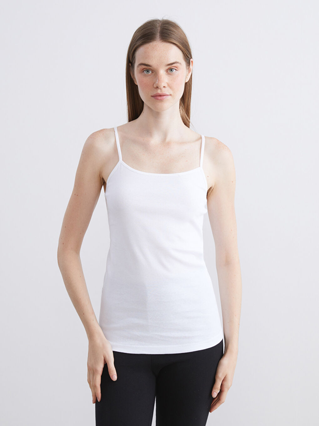 Beyaz Kare Yaka Askılı Kadın Atlet