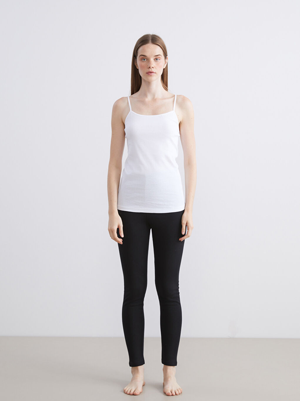 Beyaz Kare Yaka Askılı Kadın Atlet-1