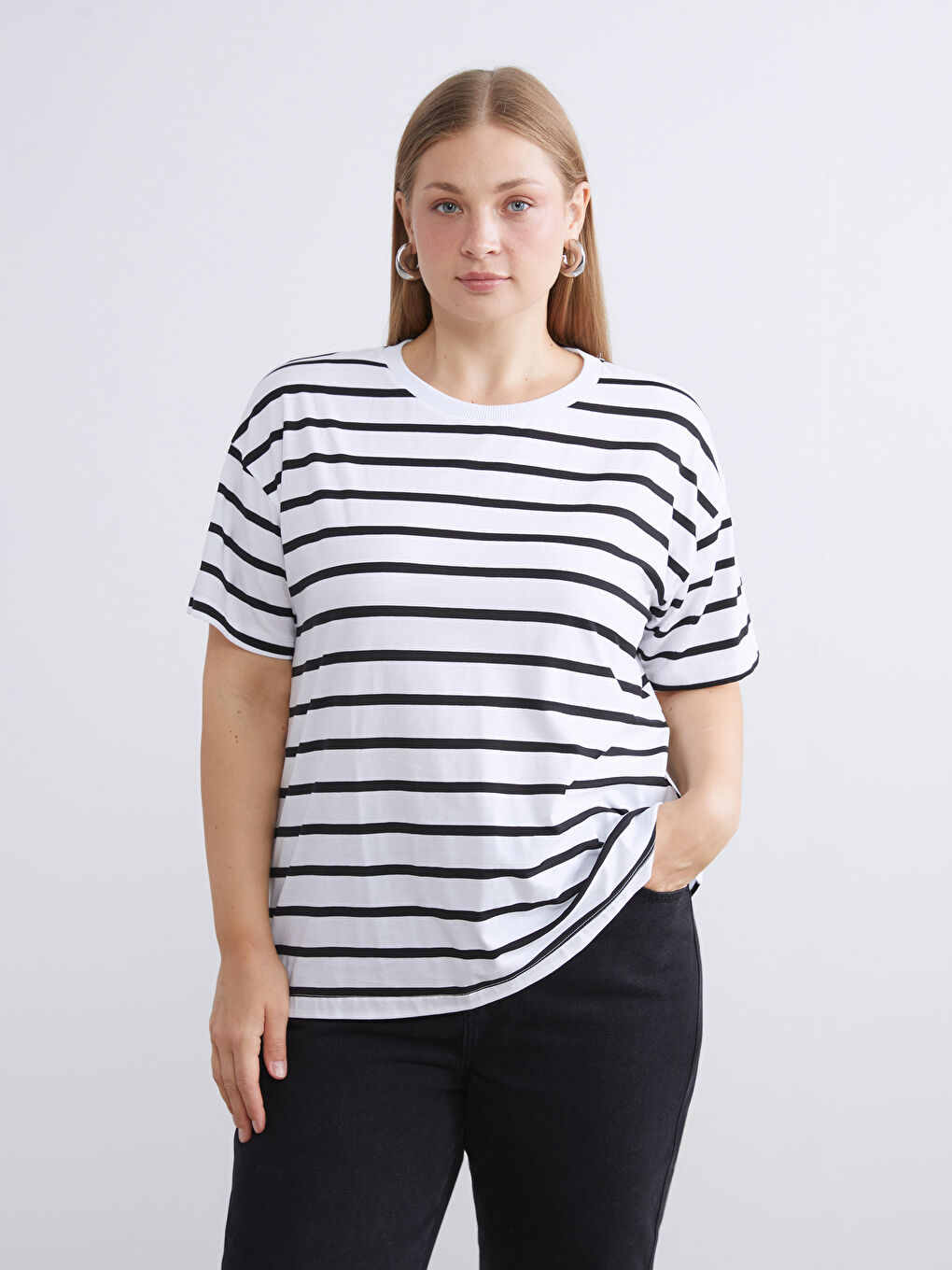Siyah Bisiklet Yaka Çizgili Kadın Tişört-1