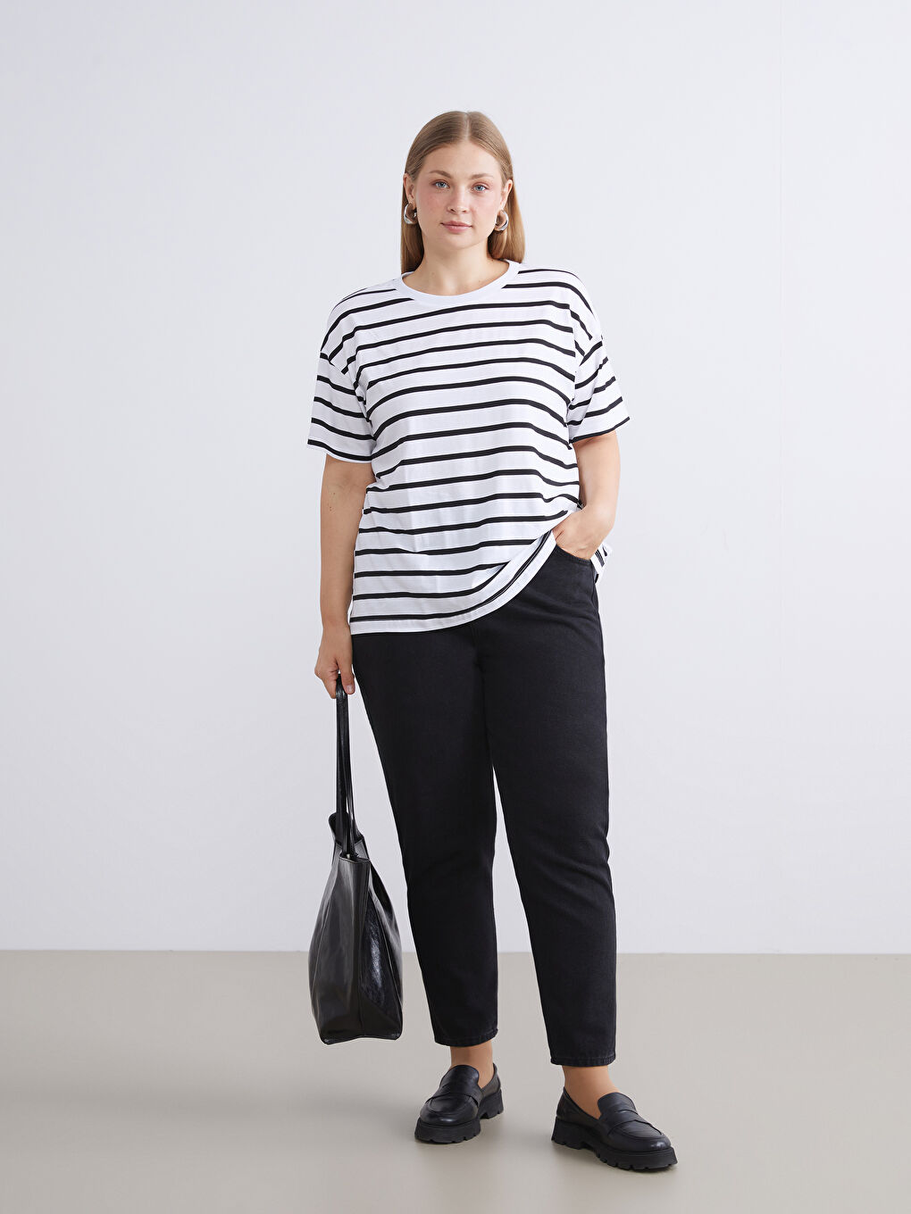 Siyah Bisiklet Yaka Çizgili Kadın Tişört-5