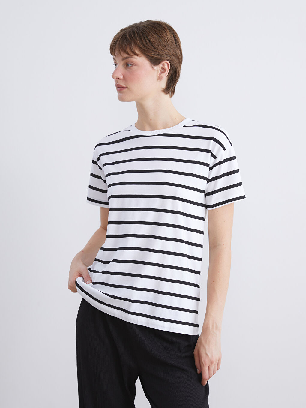 Siyah Bisiklet Yaka Çizgili Kadın Tişört