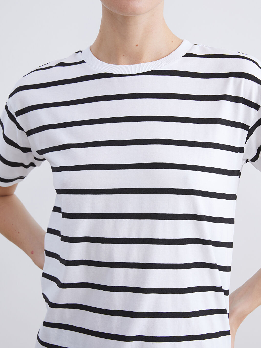 Siyah Bisiklet Yaka Çizgili Kadın Tişört-3