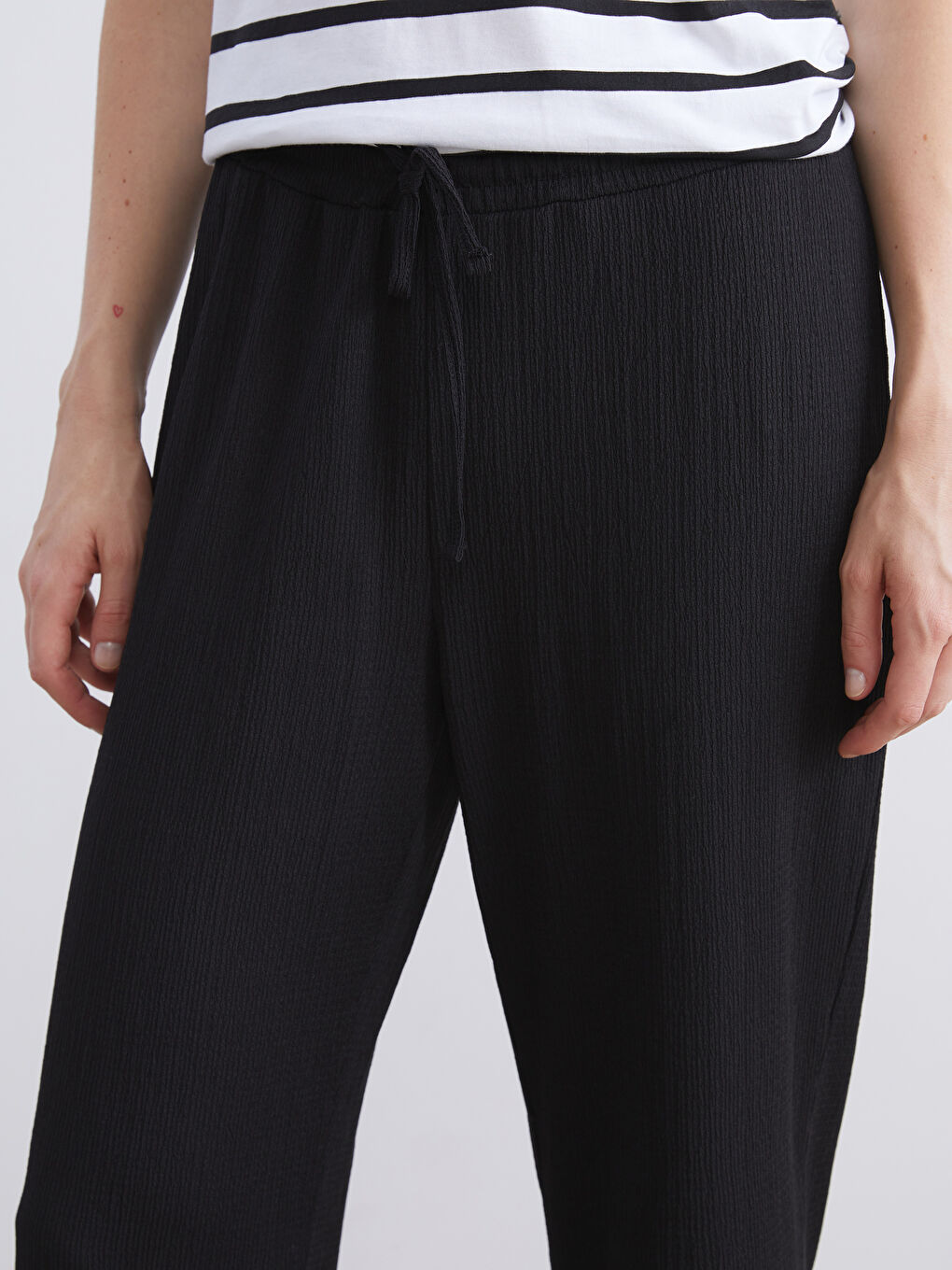 Siyah Beli Lastikli Dokulu Kadın Pantolon-3