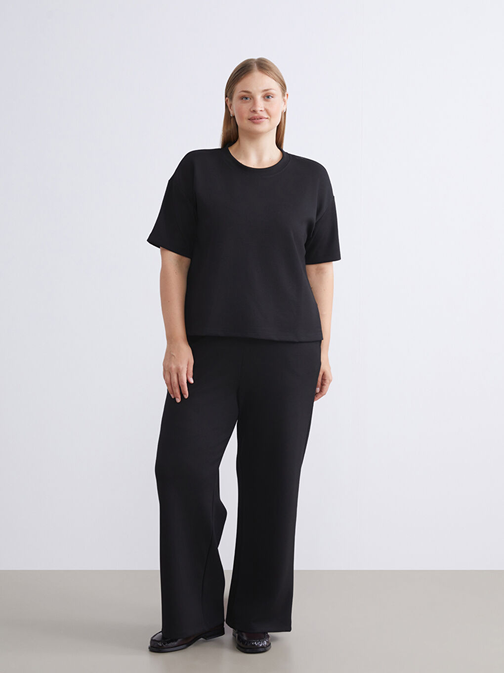 Siyah Bisiklet Yaka Kadın Tişört-5