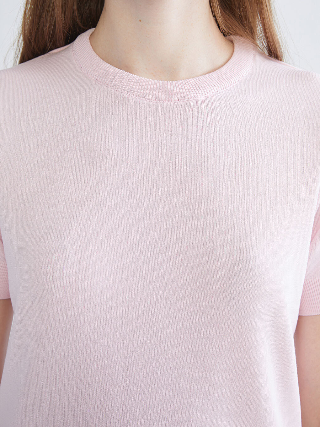 Женский трикотажный свитер с круглым вырезом-2