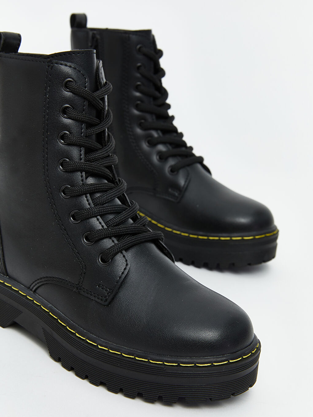 بوط ديال البنات بجلد صناعي و رباط-2