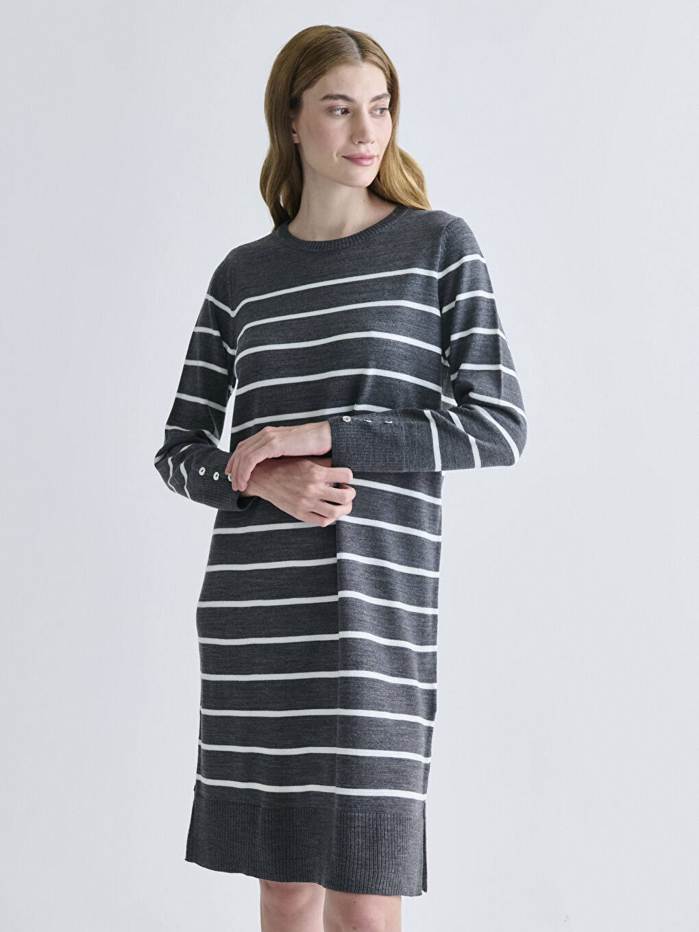 Haljina od trikotaže na pruge sa okruglim izrezom-1