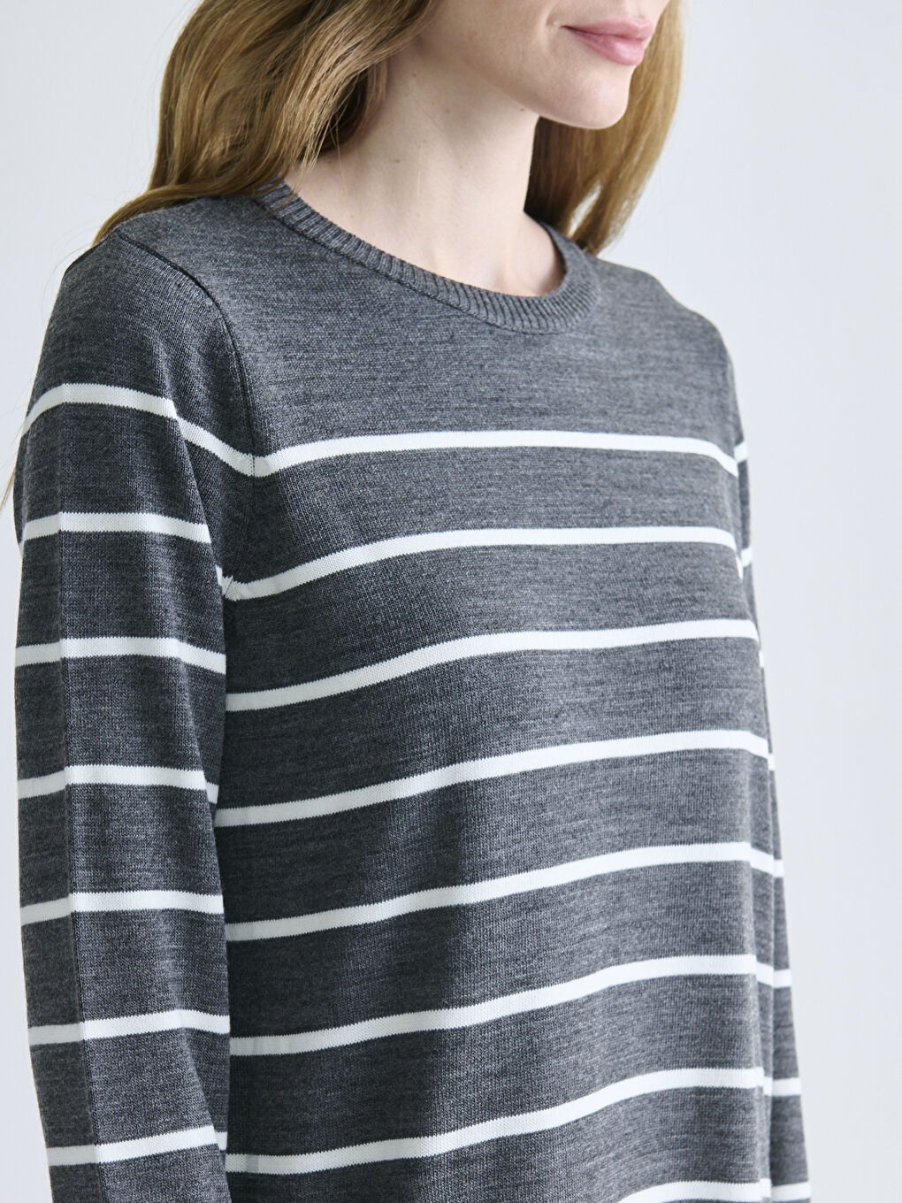 Haljina od trikotaže na pruge sa okruglim izrezom-2