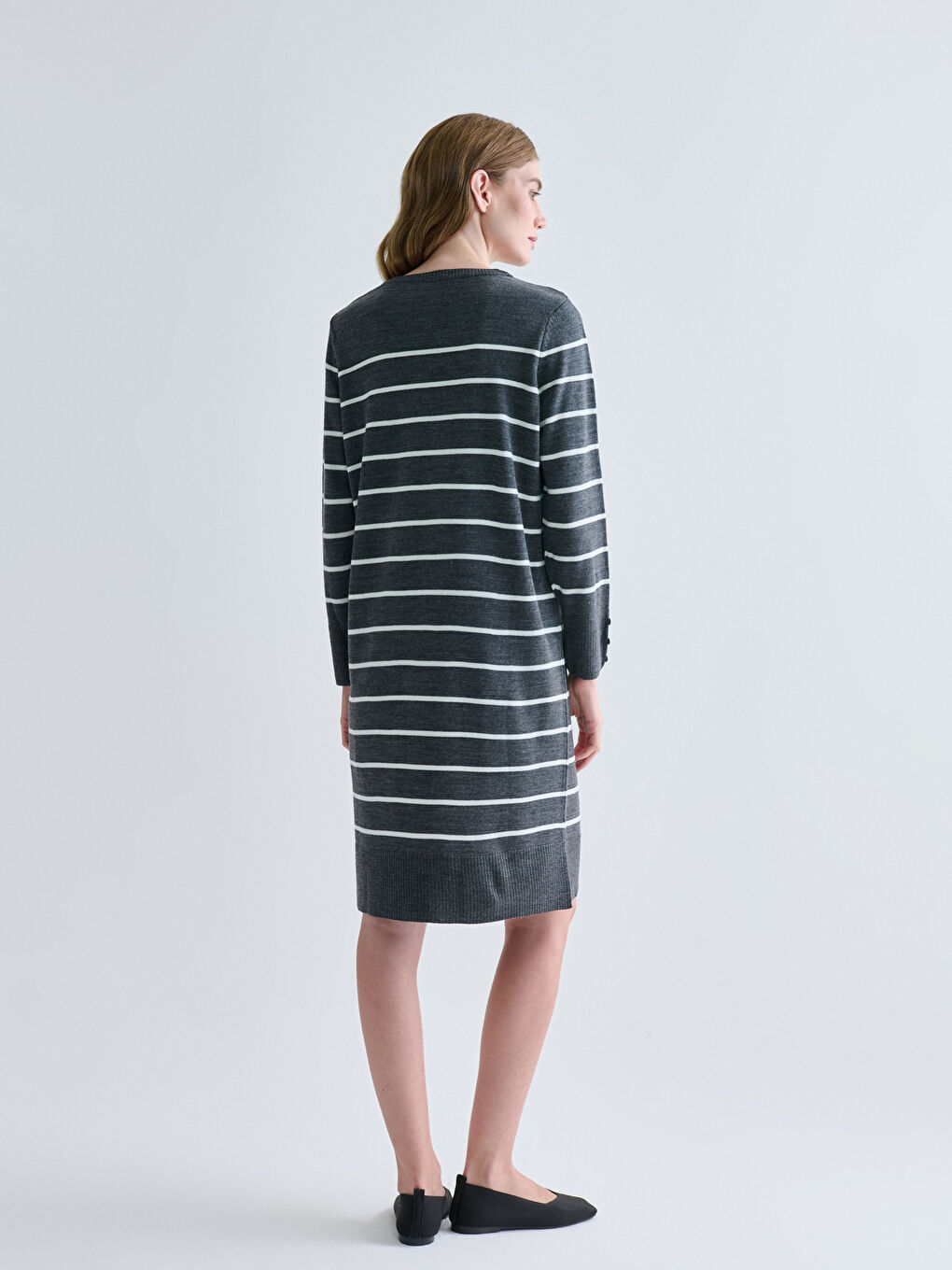 Haljina od trikotaže na pruge sa okruglim izrezom-3