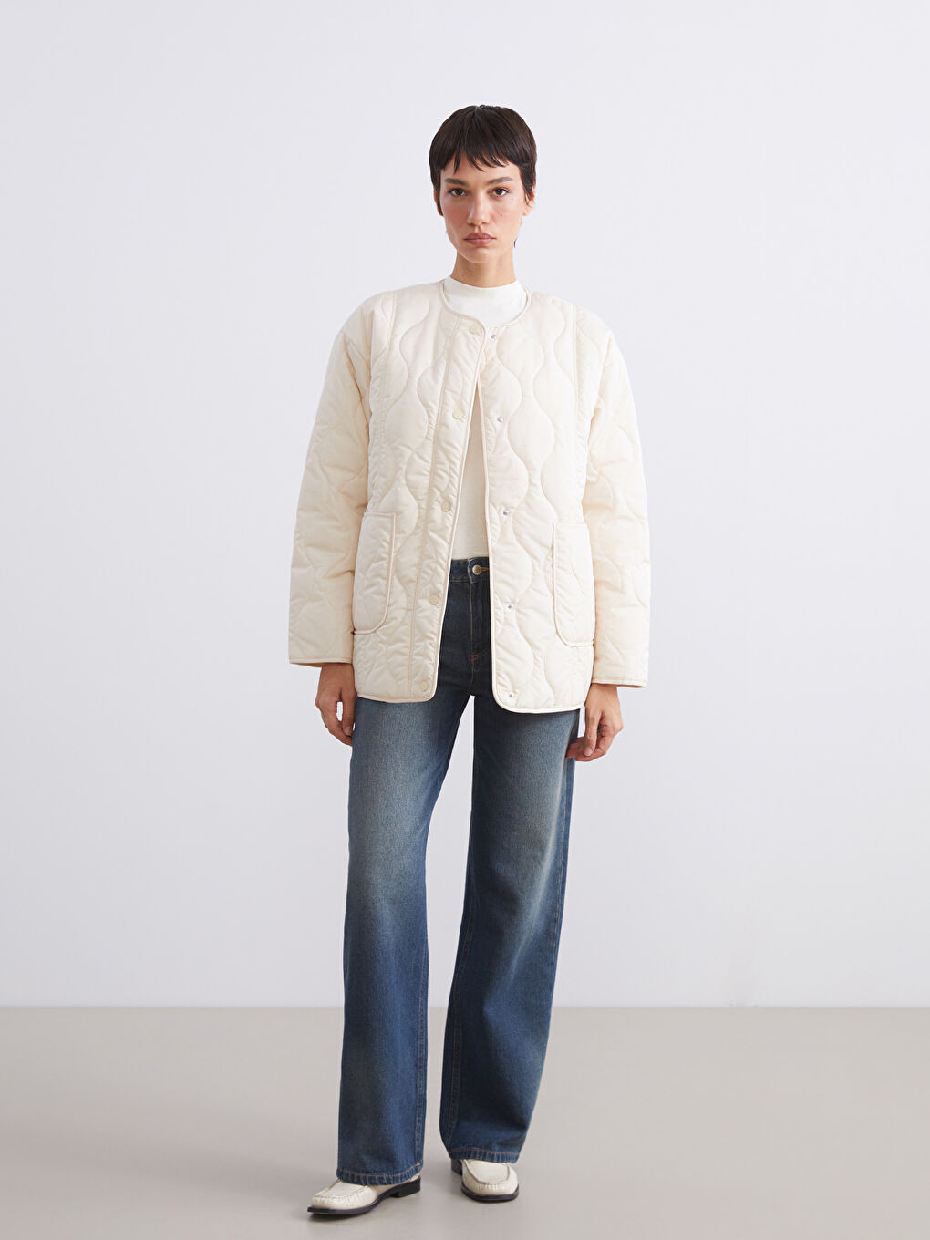 әйелдерге арналған дөңгелек жағалы қатпарлы тігіс оверсайз пуховик пальто-1