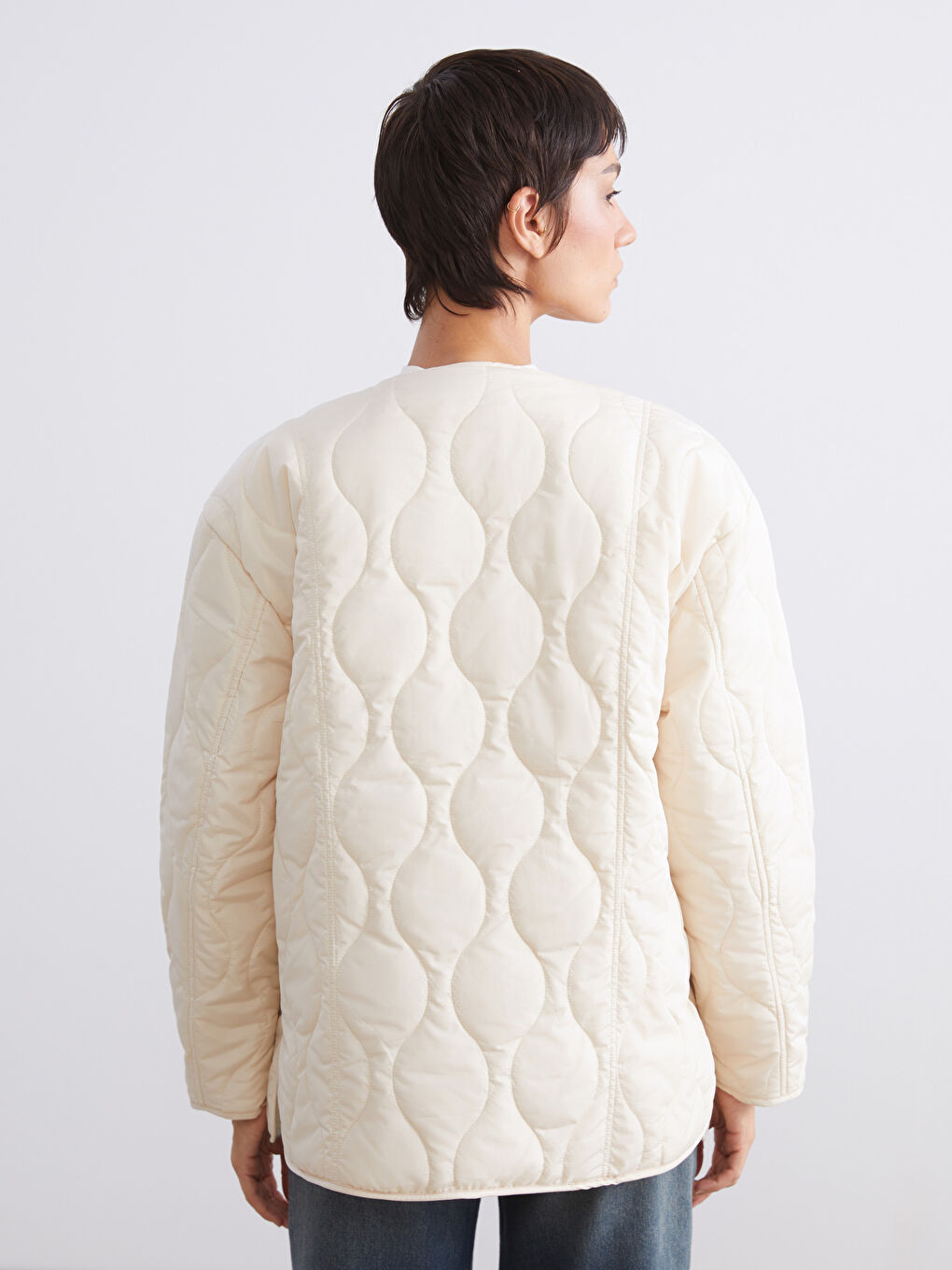 әйелдерге арналған дөңгелек жағалы қатпарлы тігіс оверсайз пуховик пальто-4