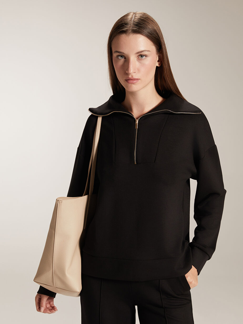 Siyah Dik Yaka Kadın Sweatshirt