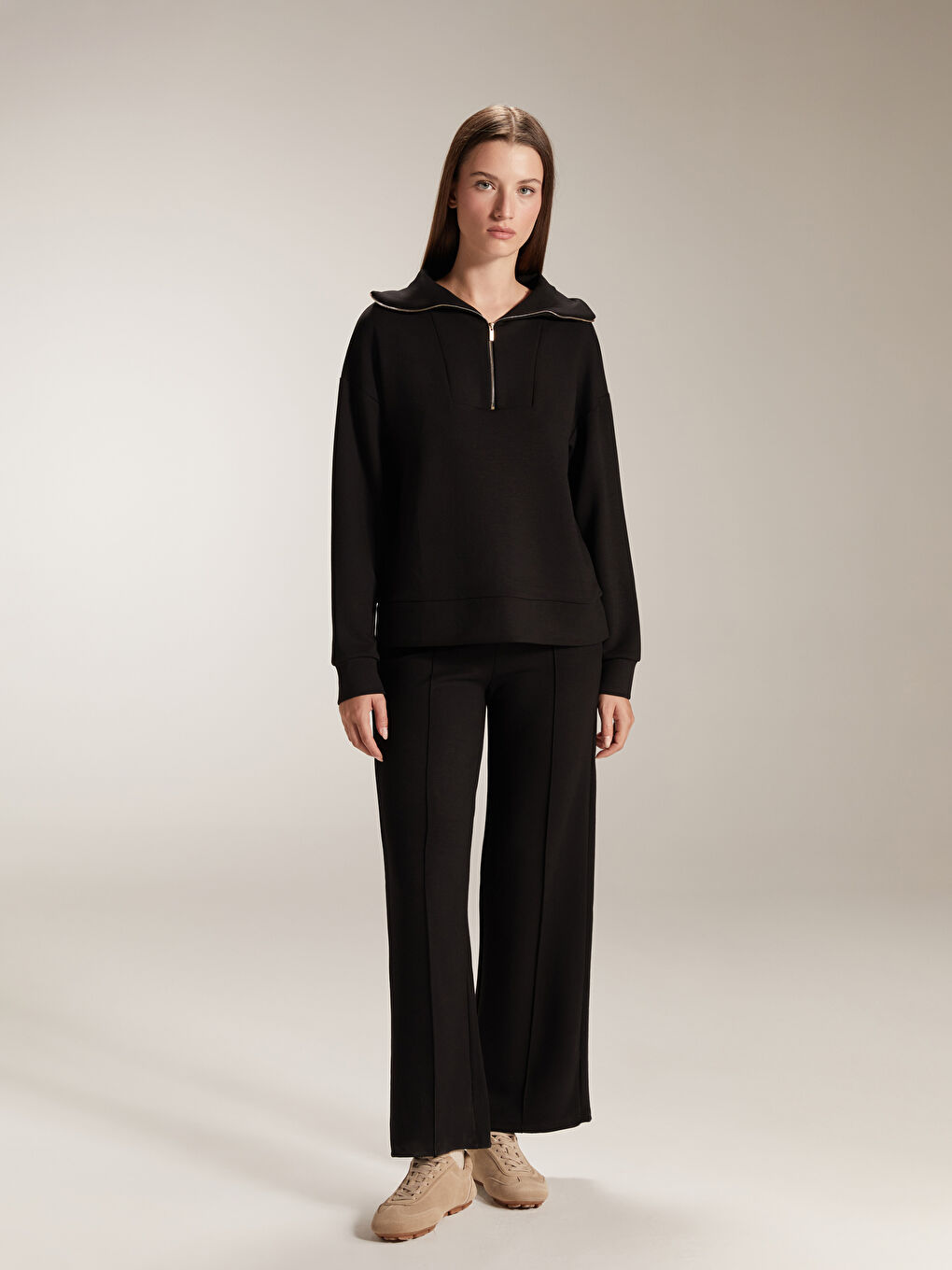 Siyah Dik Yaka Kadın Sweatshirt-1