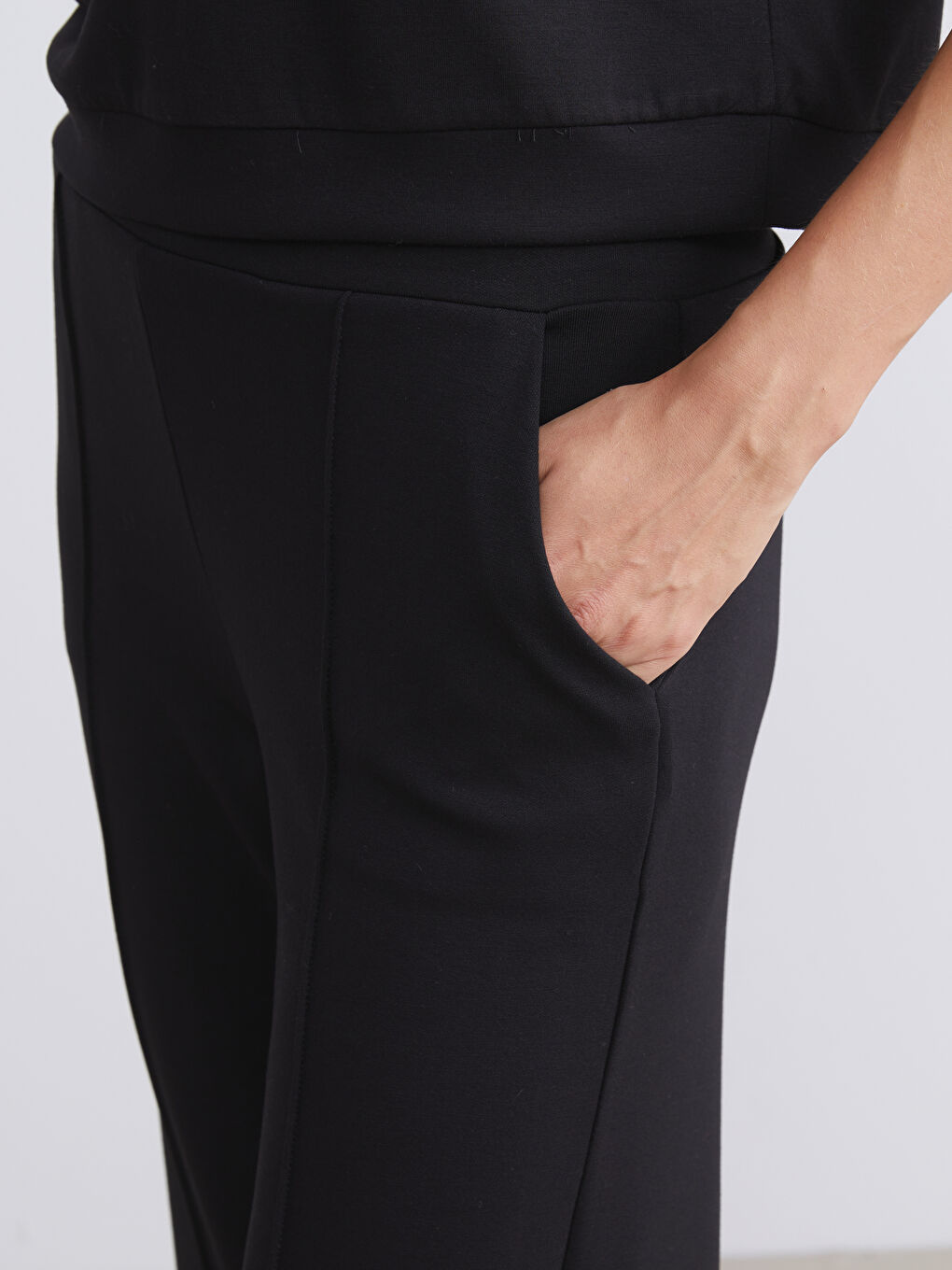 Siyah Beli Lastikli Geniş Paça Kadın Eşofman Altı-3