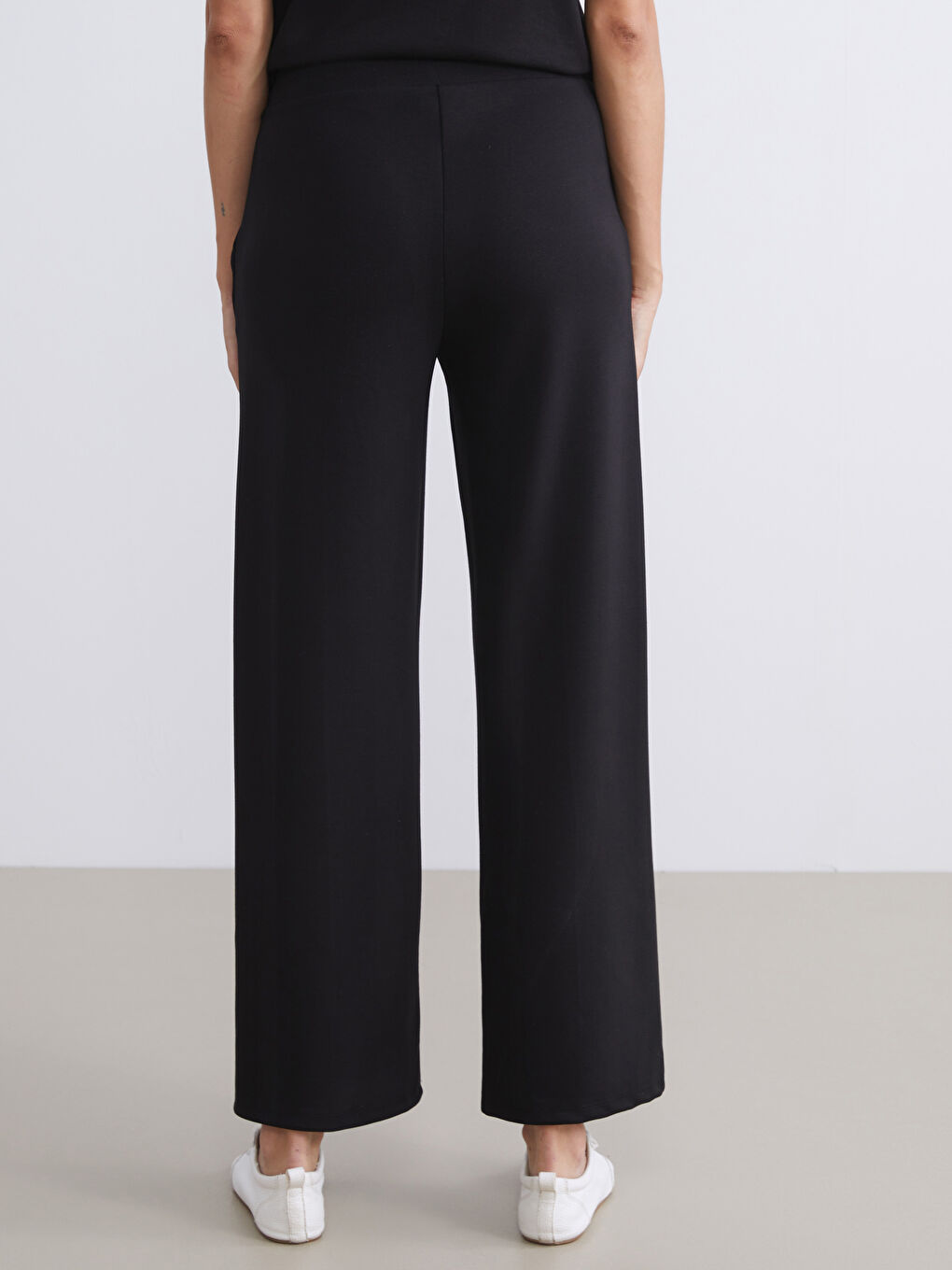 Siyah Beli Lastikli Geniş Paça Kadın Eşofman Altı-4