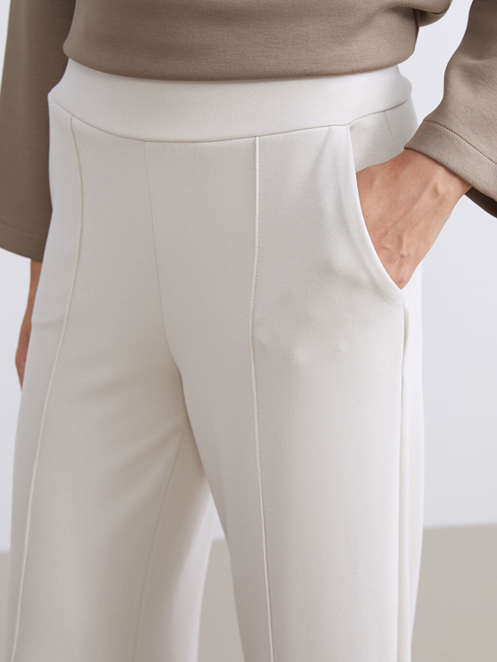 Gri Beli Lastikli Geniş Paça Kadın Eşofman Altı-3