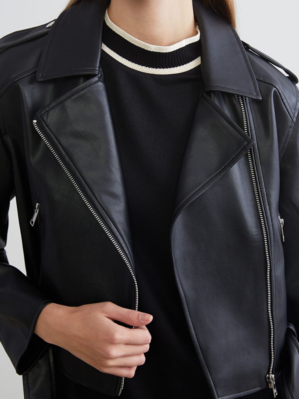 Siyah Gömlek Yaka Kadın Deri Görünümlü Ceket-2