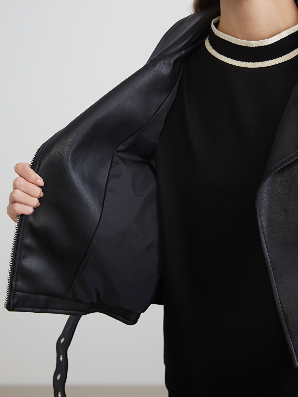 Siyah Gömlek Yaka Kadın Deri Görünümlü Ceket-3