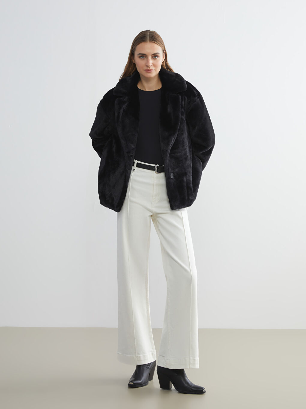 Siyah Ceket Yaka Kadın Pelüş Mont-1