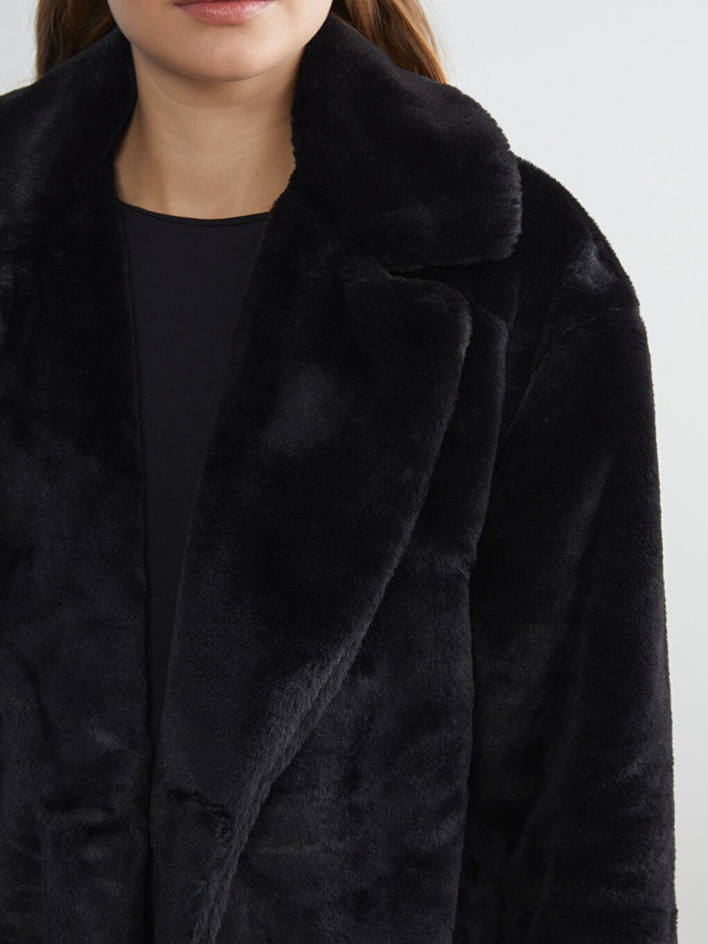 Siyah Ceket Yaka Kadın Pelüş Mont-2