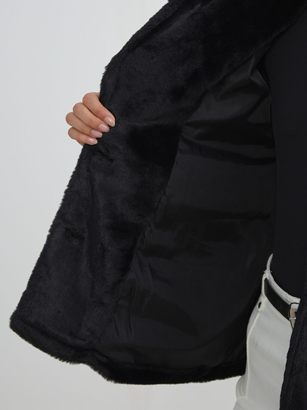 Siyah Ceket Yaka Kadın Pelüş Mont-3