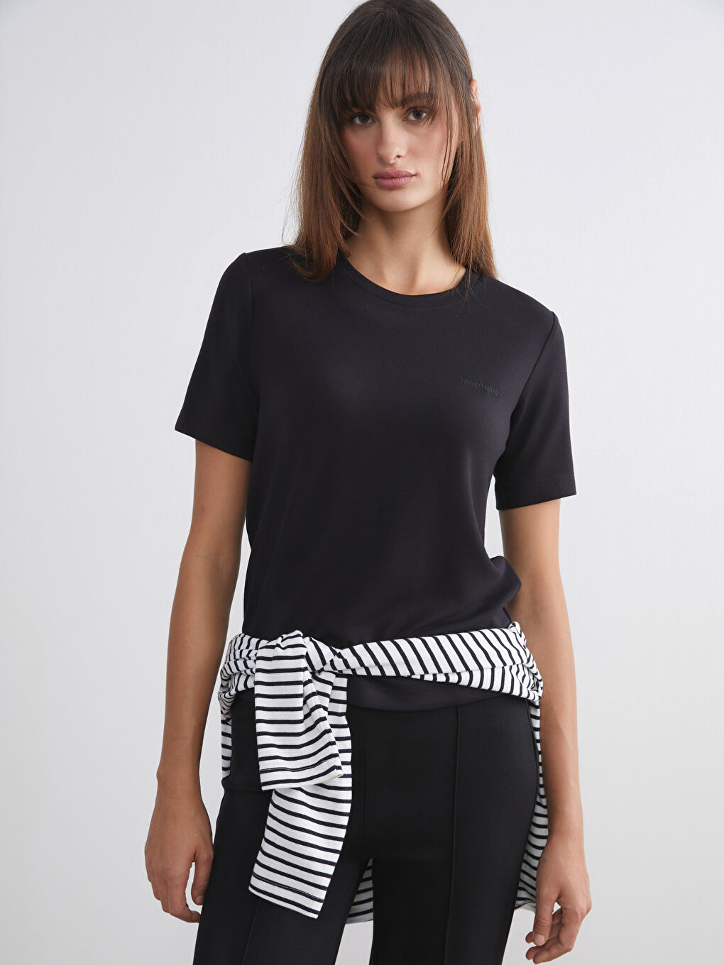 Siyah Bisiklet Yaka Nakışlı Kadın Tişört