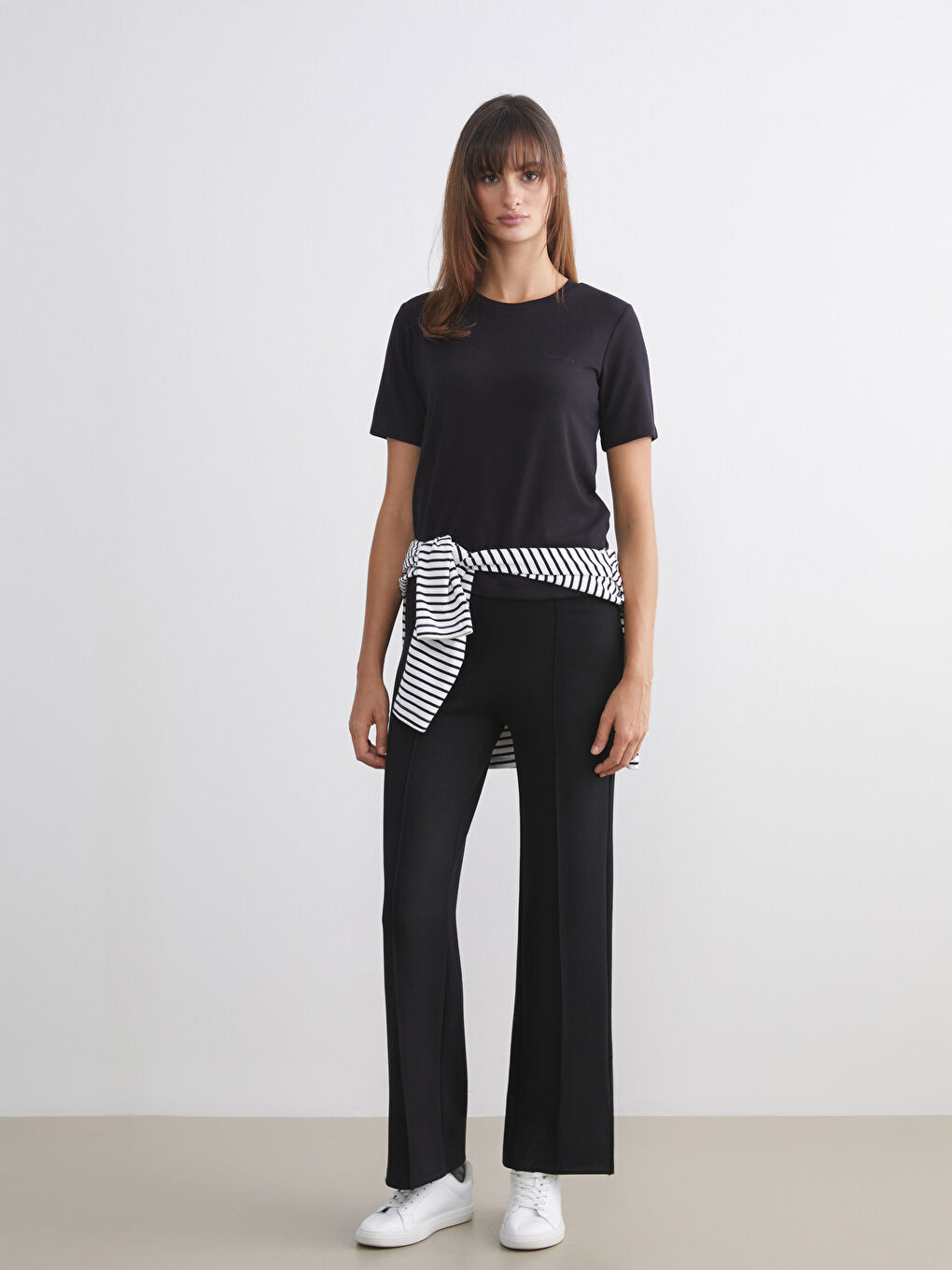 Siyah Bisiklet Yaka Nakışlı Kadın Tişört-1