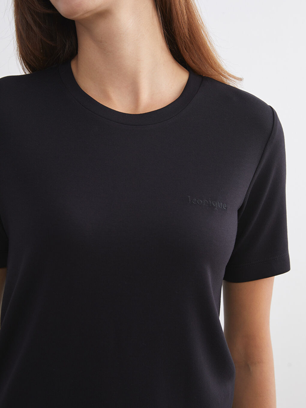 Siyah Bisiklet Yaka Nakışlı Kadın Tişört-2