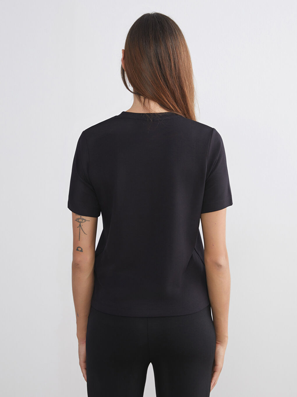Siyah Bisiklet Yaka Nakışlı Kadın Tişört-3