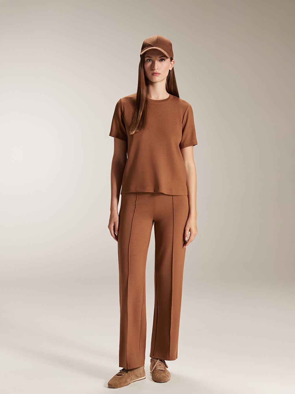 Kahverengi Bisiklet Yaka Nakışlı Kadın Tişört-1