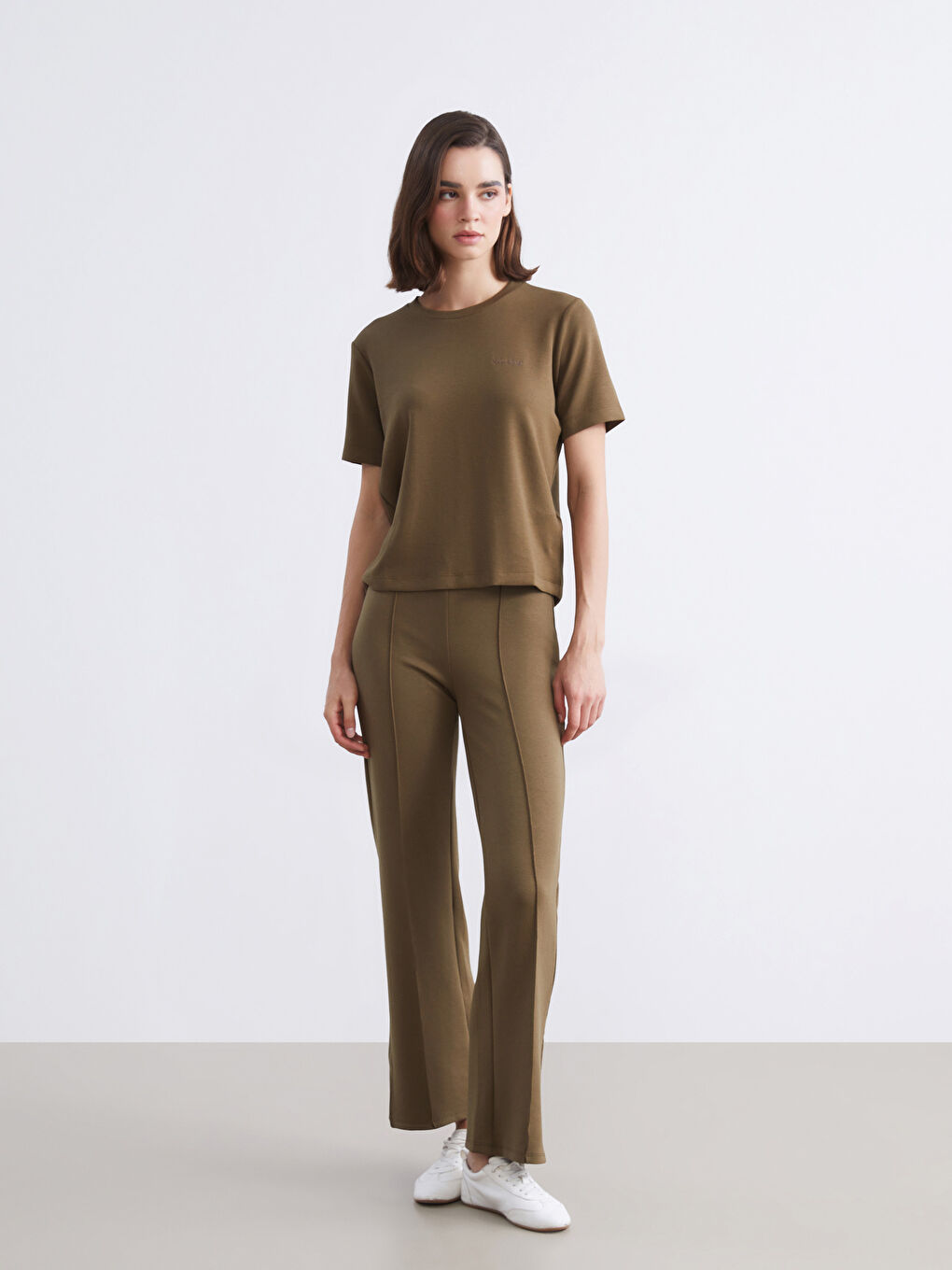 Haki Bisiklet Yaka Nakışlı Kadın Tişört-1